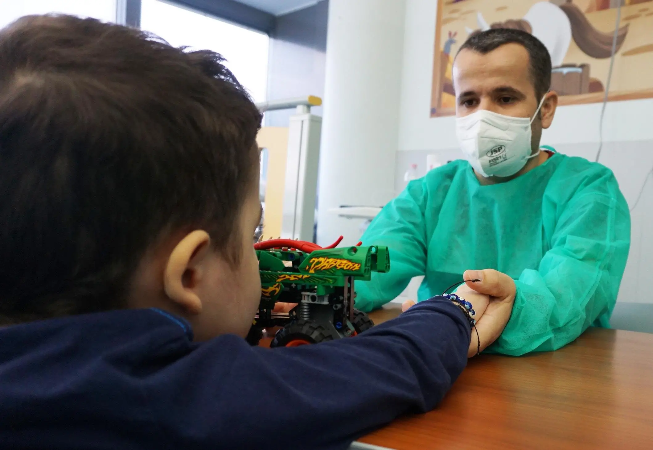 Dona un polmone al figlio di 5 anni. "Ora corre e gioca, è meraviglioso"
