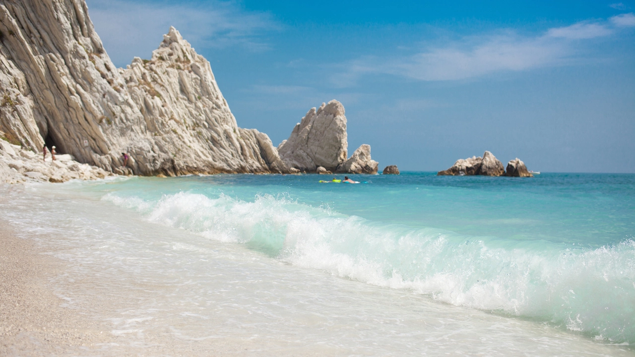 Marche, un mare a due facce: le 10 spiagge migliori tra natura e comfort
