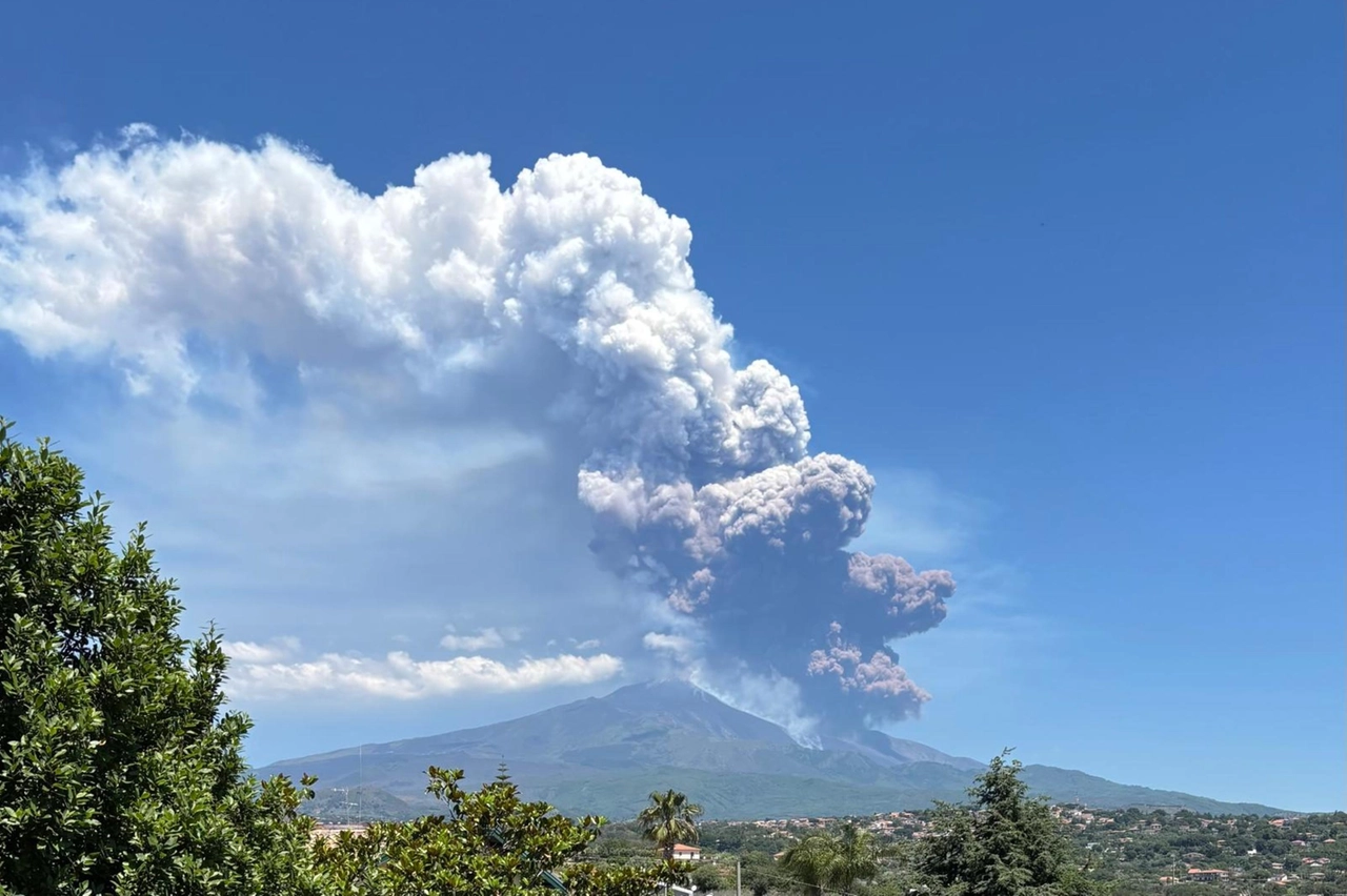 Eruzione dell'Etna vista da San Giovanni La Punta (Catania): nube di cenere alta chilometri