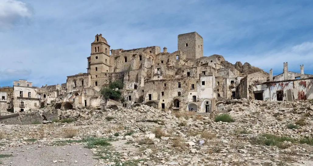 Dalle rovine della Magna Grecia agli echi oraziani di Venosa. Una regione amata da artisti e scrittori perla incontaminata del Meridione con i suoi gioielli naturalistici e i suggestivi paesi scavati nella roccia arrampicati sulle Dolomiti lucane
