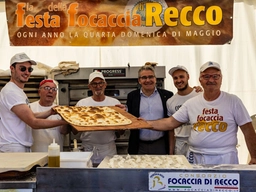 Focaccia di Recco col formaggio, la festa di una prelibatezza famosa in tutto il mondo