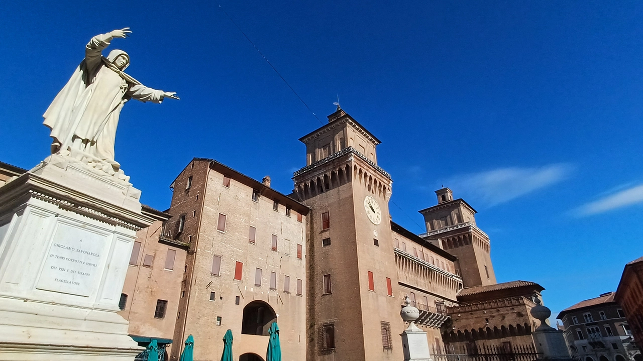 Ferrara, il castello e la statua di Savonarola
